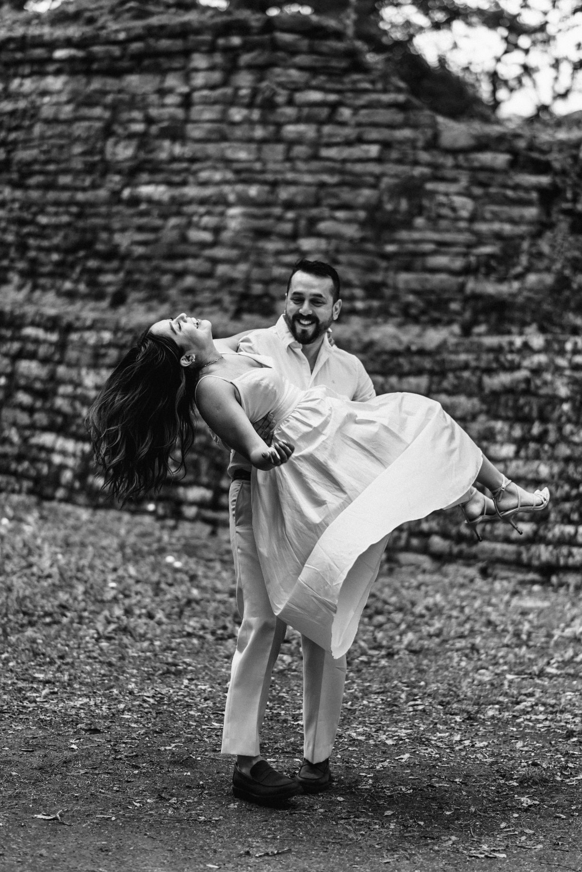 Alex cargando a Lupita, en blanco y negro