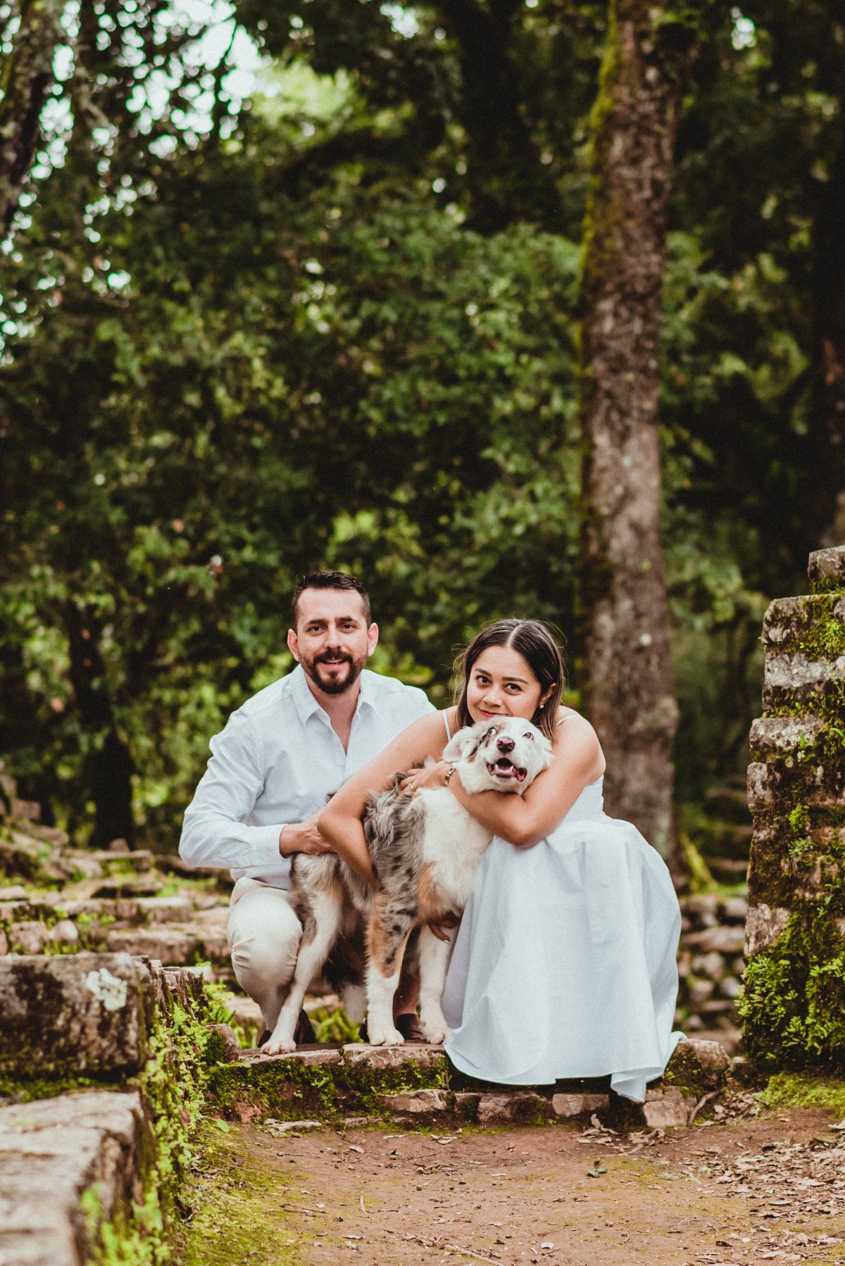 Lupita y Alex con su perro en las escalinatas