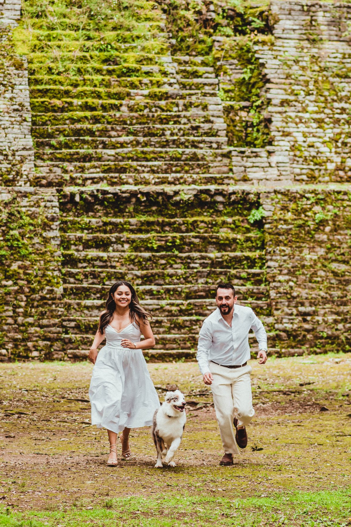 Lupita y Alex corriendo con su perro